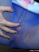Teen inserting pantyhose in her cunt and graduatelly getting it.